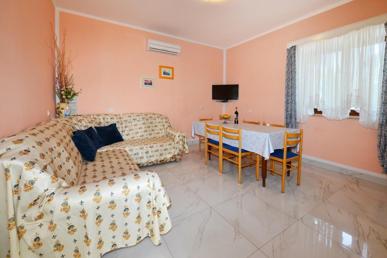 Apartman Ella *